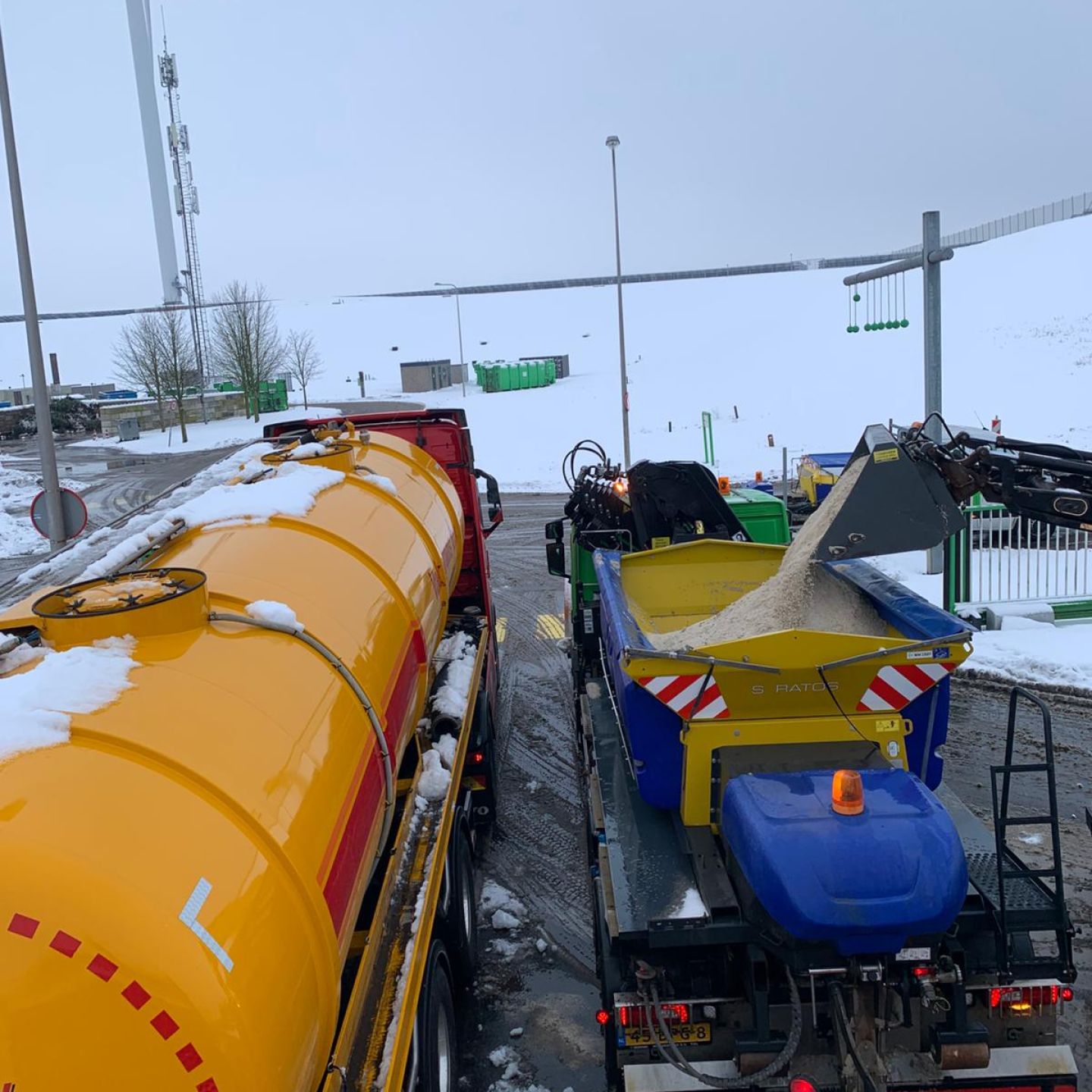 Een strooiwagen wordt beladen met strooizout.