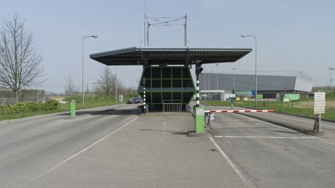 Entree van het Avri Grondstoffenpark met overkapping, slagboom en toegangscontrole voor voertuigen.